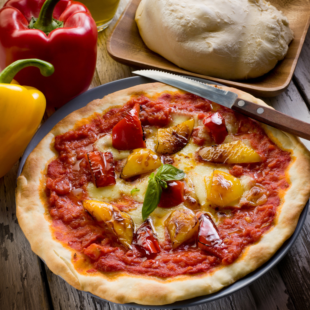 Пицца с болгарским перцем и сыром на столе