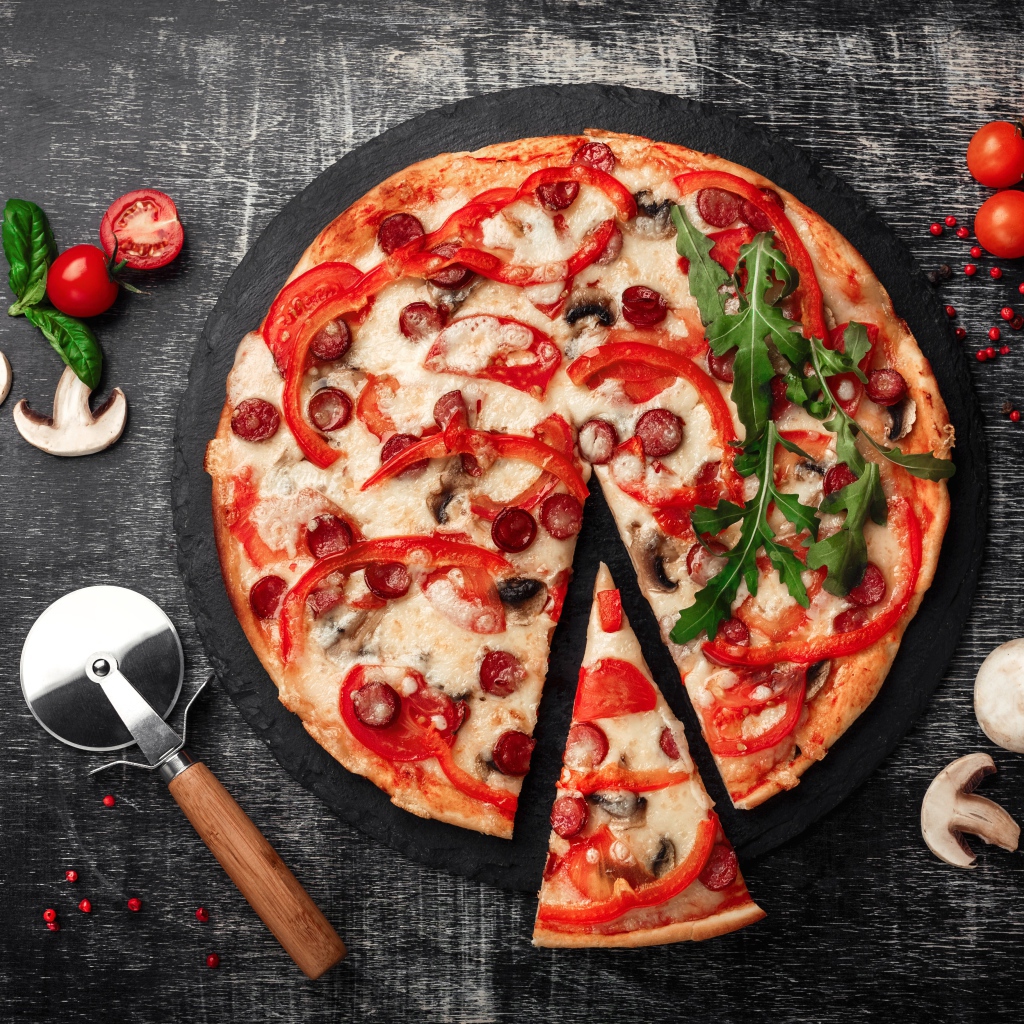 Пицца с болгарским перцем, колбасками и сыром