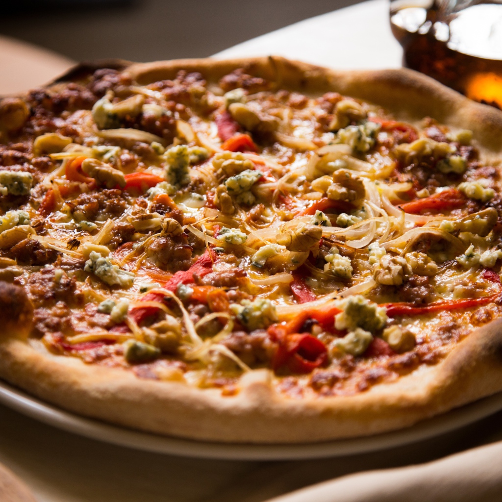 Пицца с зажаренными краями на столе 