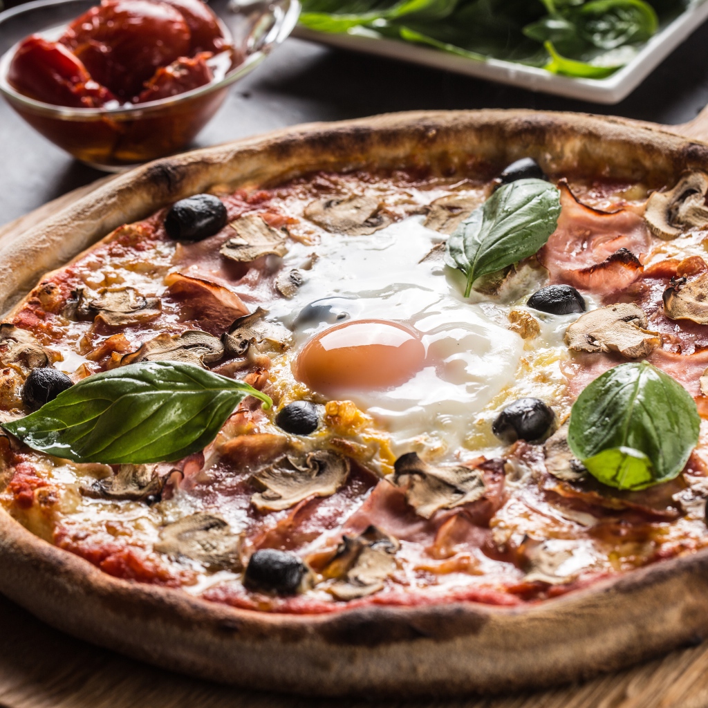 Пицца с ветчиной, грибами, оливками и яичницей 