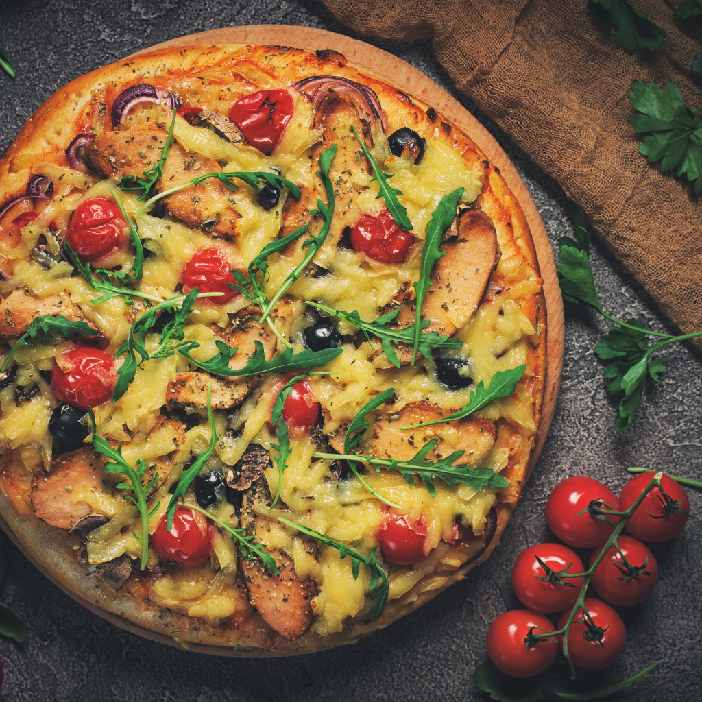 Пицца с томатами, сыром, мясом и зеленью рукколы 