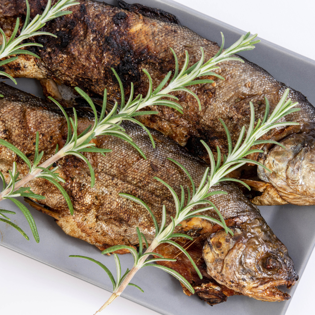 Запеченная рыба с розмарином в противне