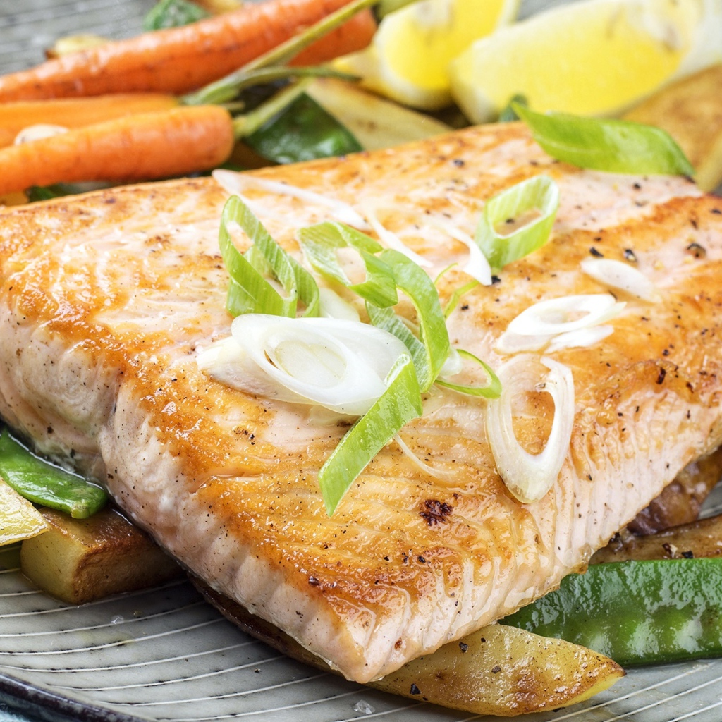 Запеченная красная рыба с овощами на тарелке