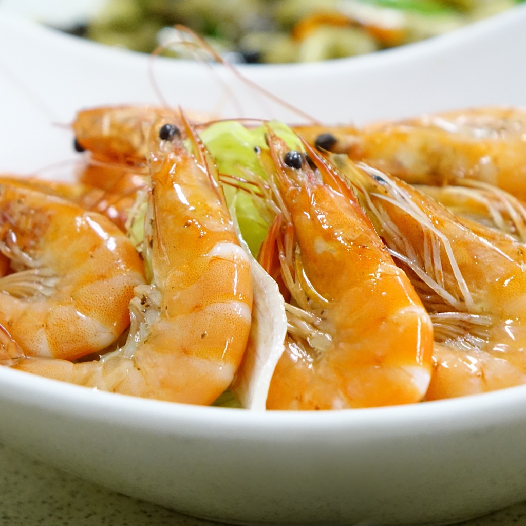 Вареные креветки в тарелке 