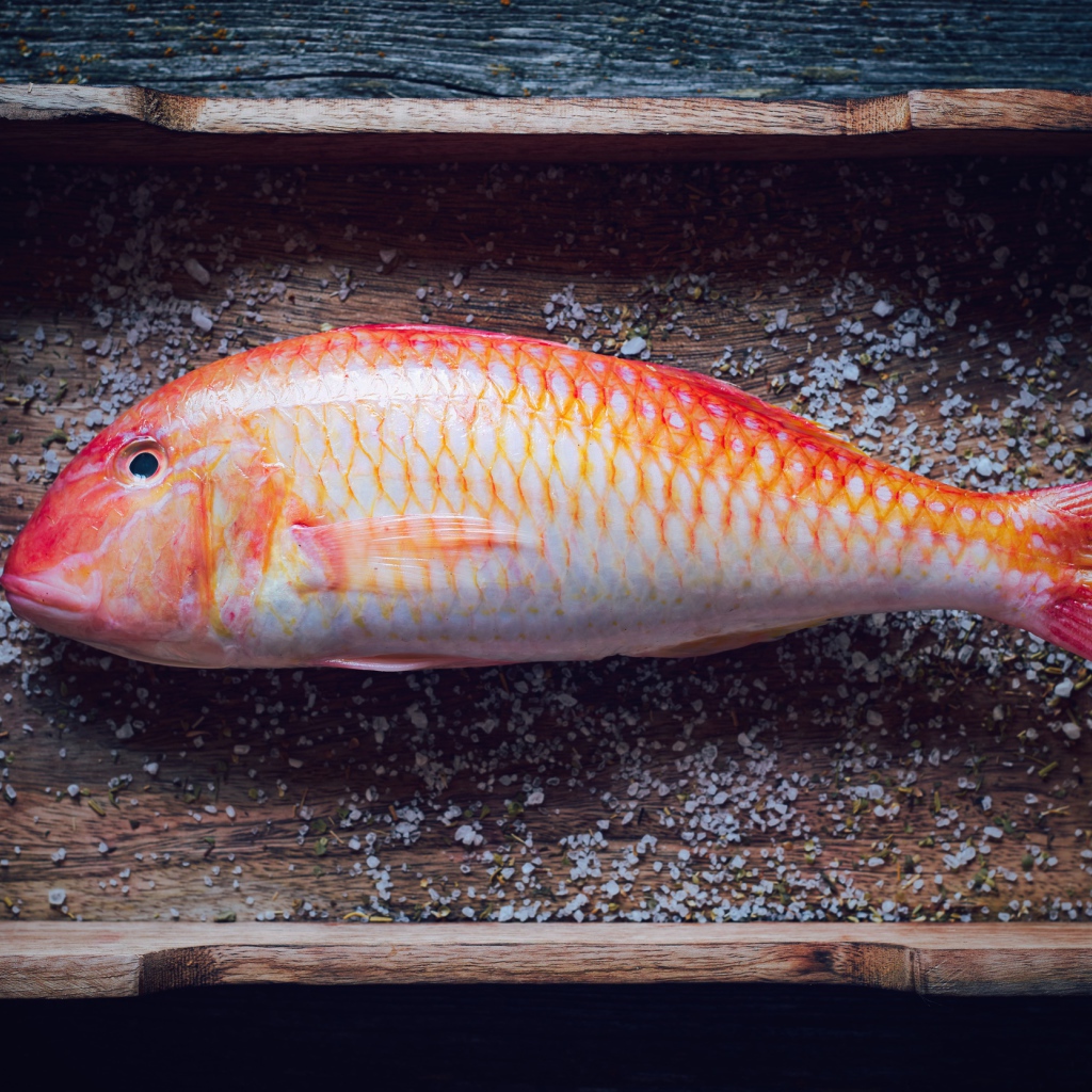 Рыба в деревянном ящике со специями 