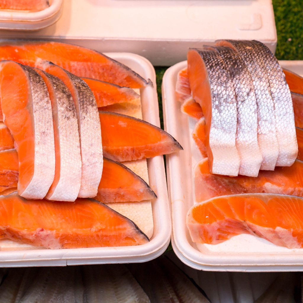 Филе свежей форели в лотках