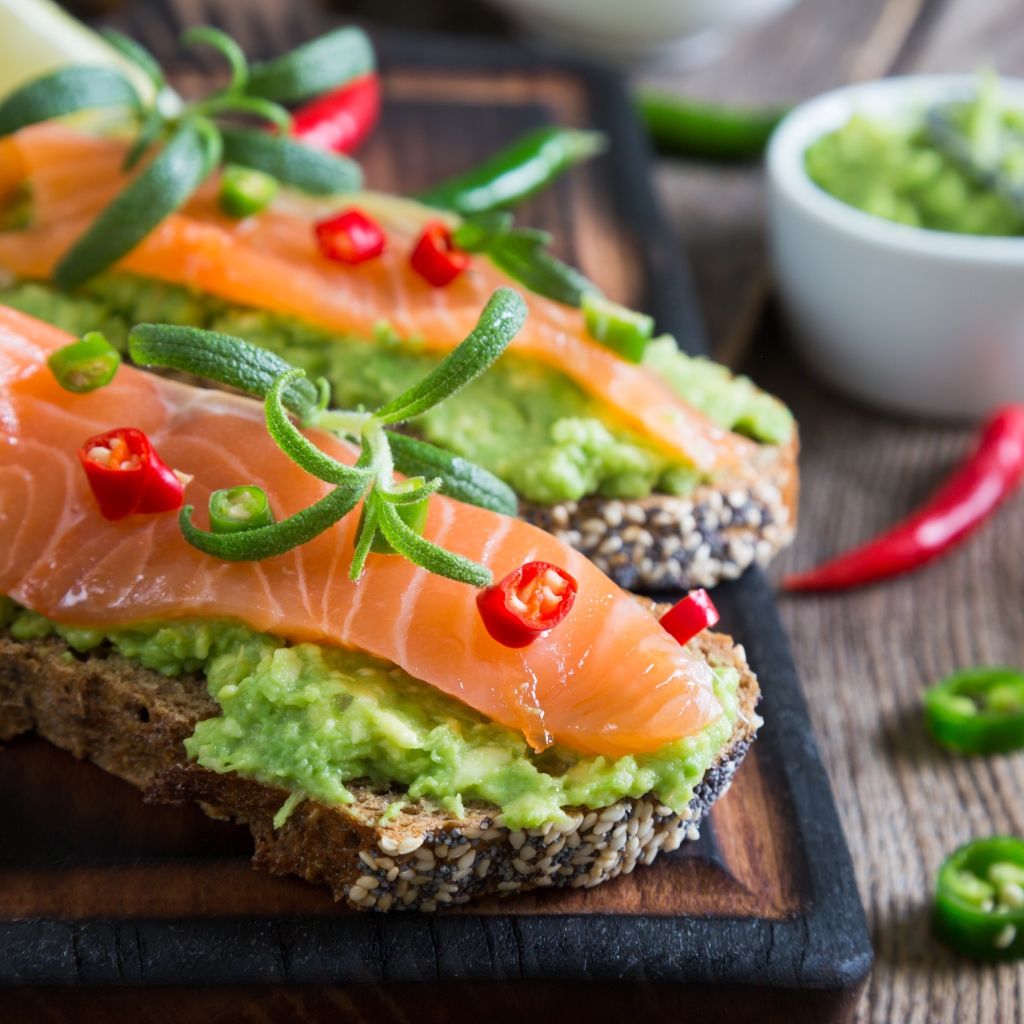 Бутерброды с пастой и красной рыбой 