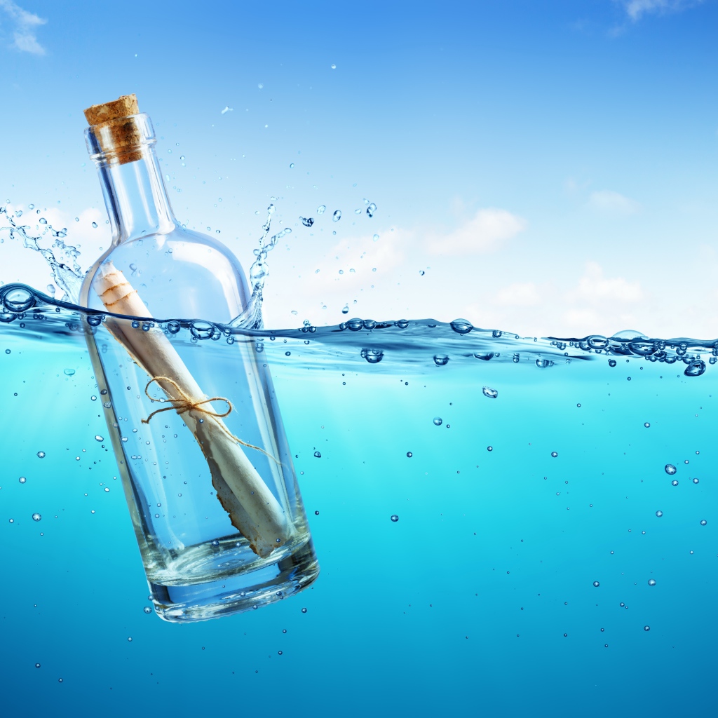 Бутылка с посланием плавает в море