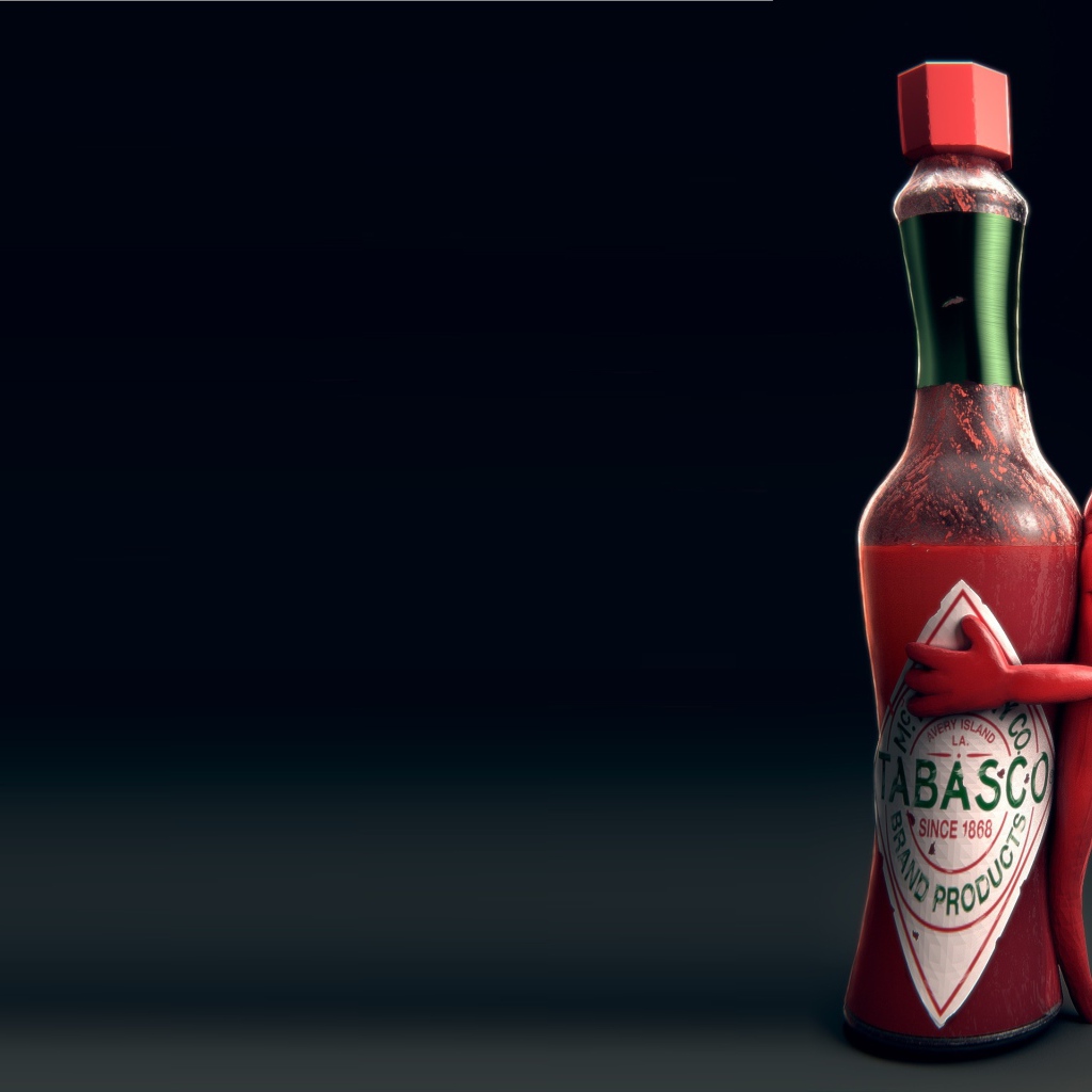 Красный острый перец обнимает бутылку на сером фоне
