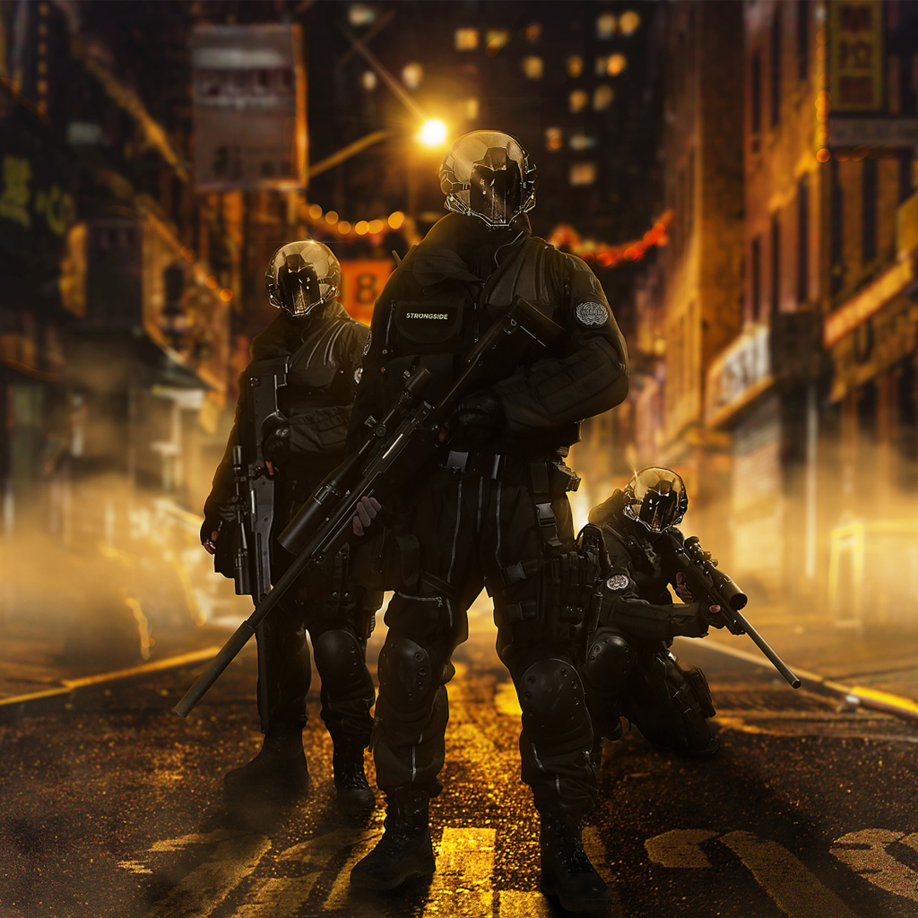 Солдаты с оружием на улице города 