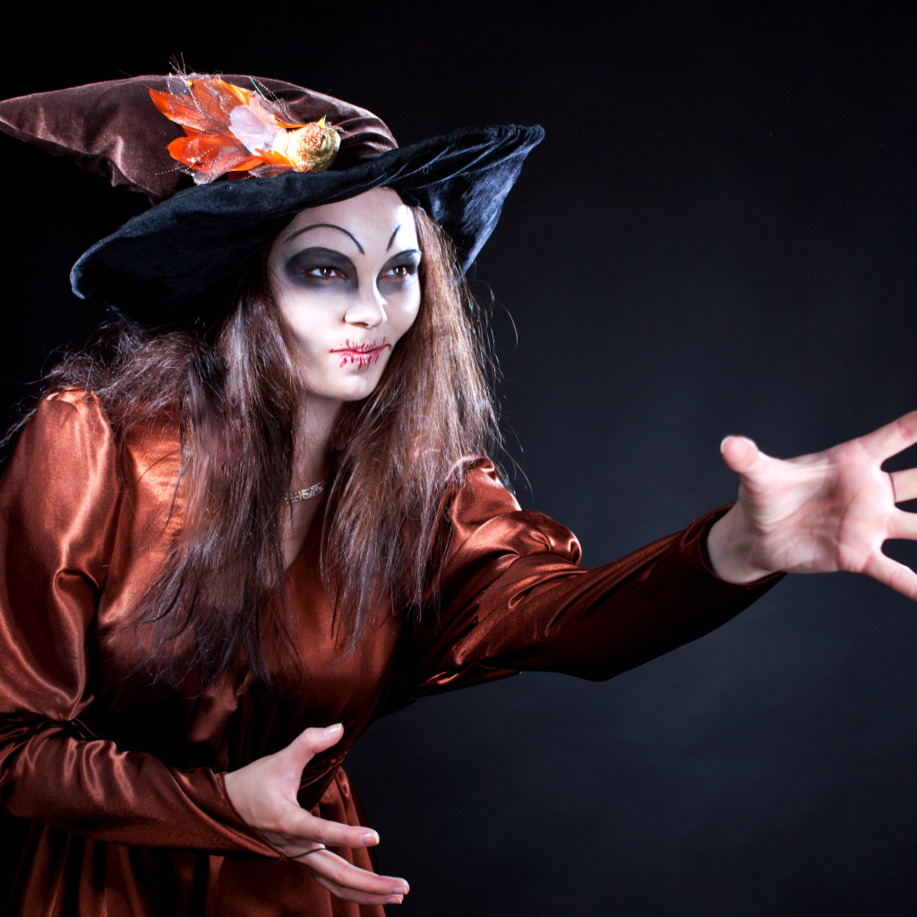 Девушка в костюме ведьмы на праздник Хэллоуин 