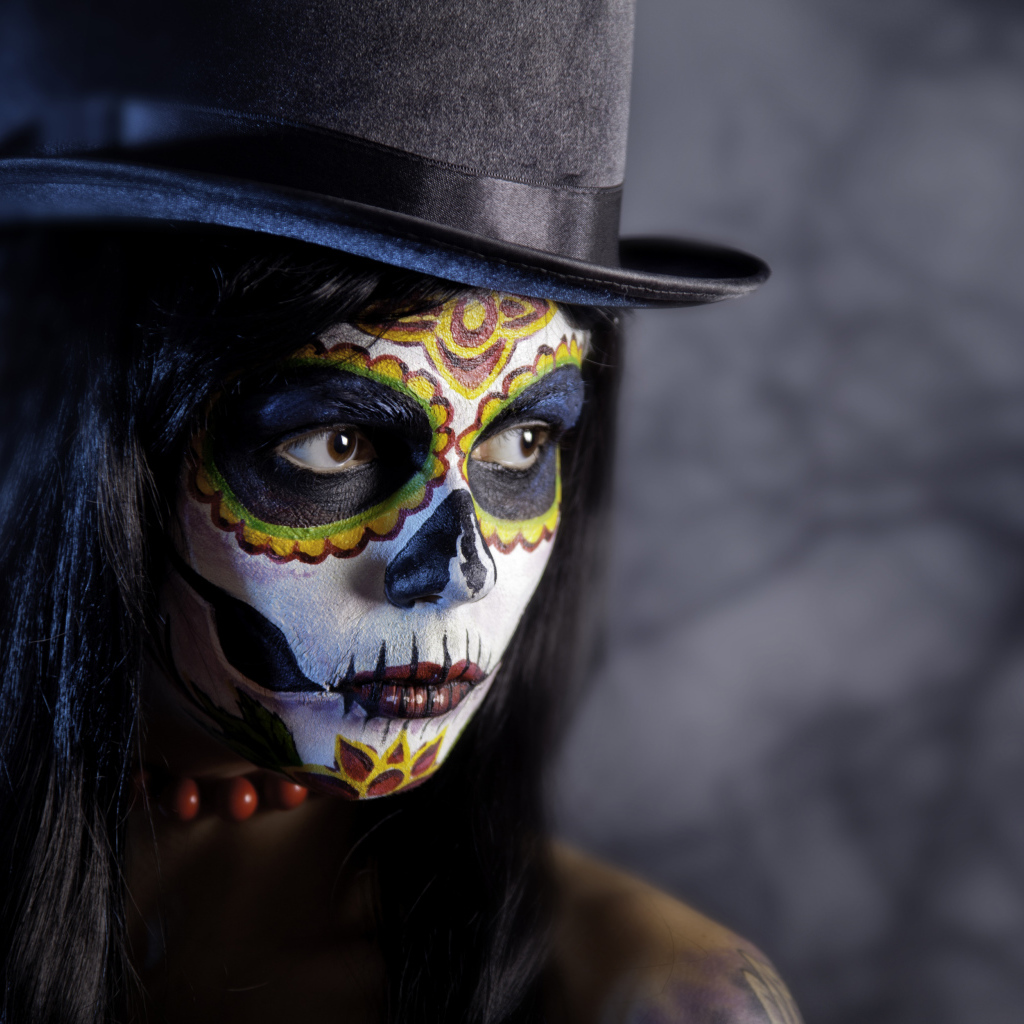 Девушка в цилиндре с гримом на Хэллоуин 