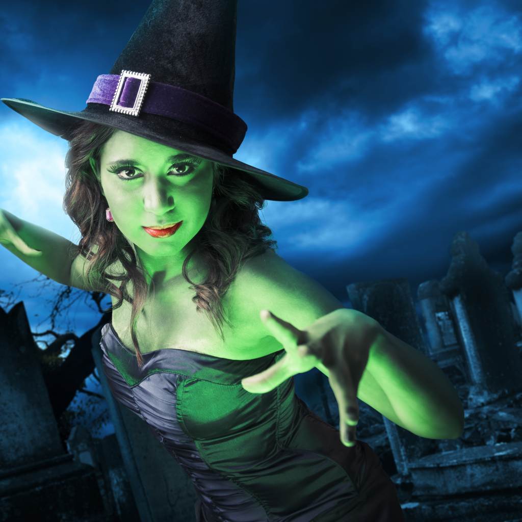 Девушка в костюме ведьмы на Хэллоуин 