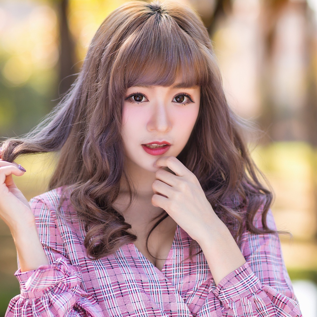 Девушка азиатка в рубашке с русыми волосами