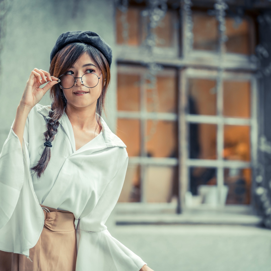 Девушка азиатка в берете и очках 