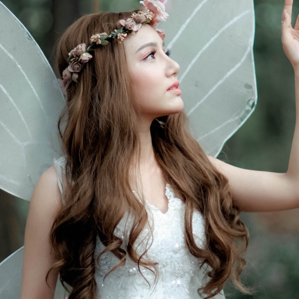 Девушка азиатка в костюме эльфа