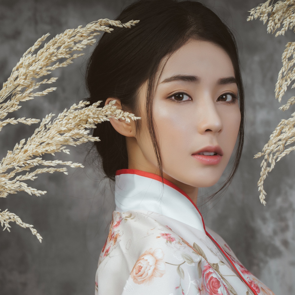 Девушка азиатка в кимоно на фоне с колосьями