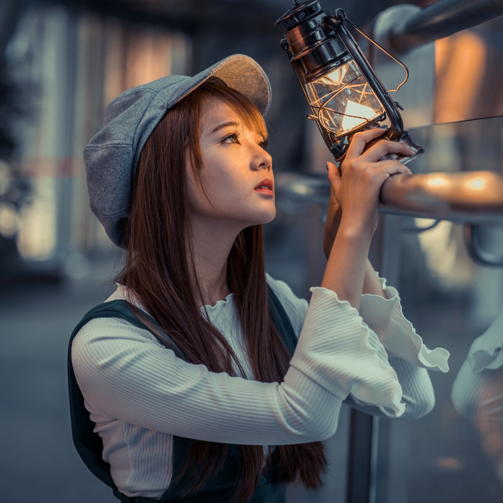 Девушка азиатка с фонарем в руках