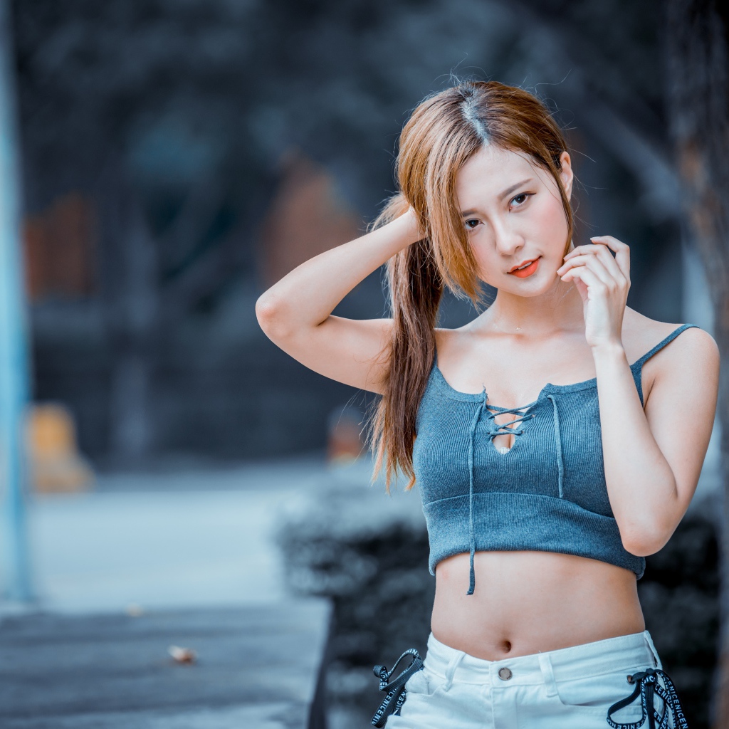 Молодая девушка азиатка в сером топике 