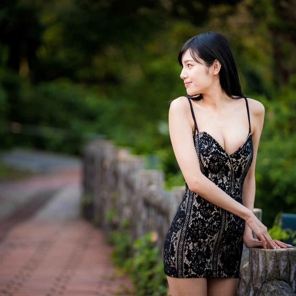 Красивая девушка азиатка в коротком платье 
