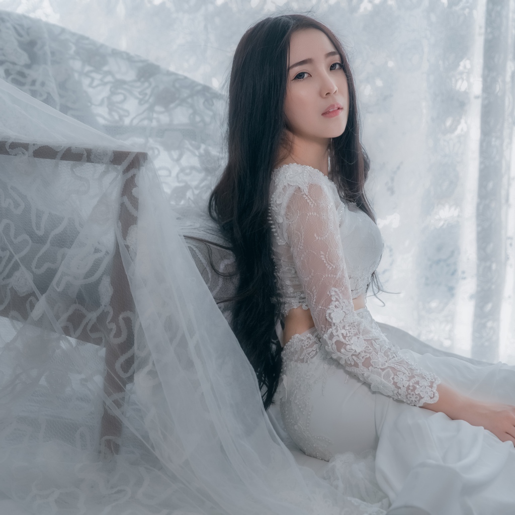 Красивая девушка азиатка в белом свадебном платье 