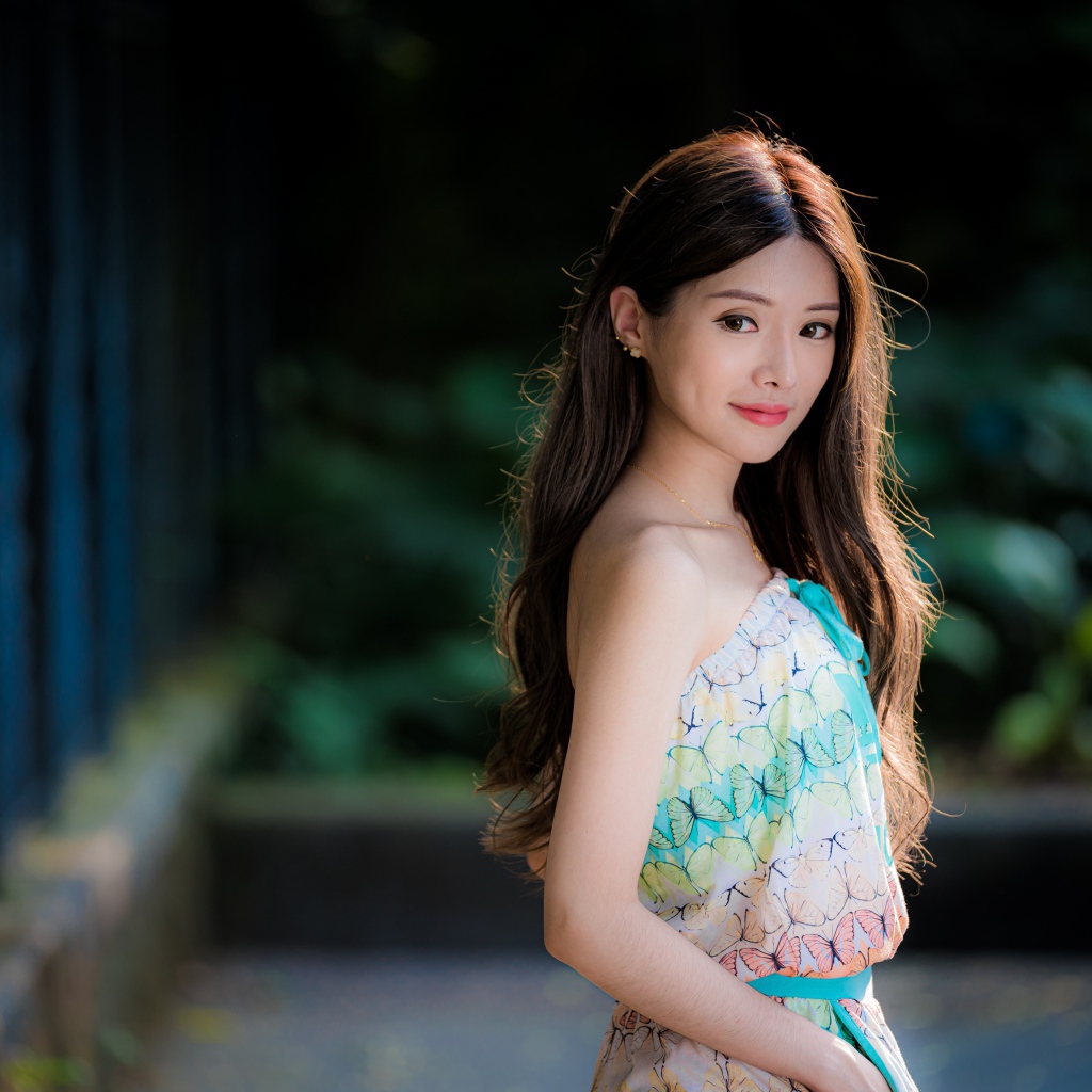 Красивая девушка азиатка с милой улыбкой