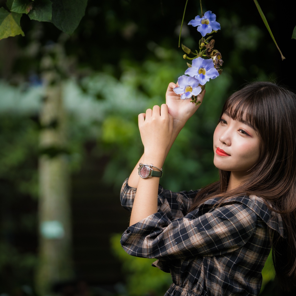 Красивая девушка азиатка с цветами