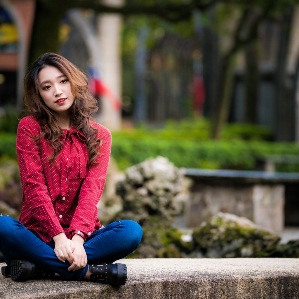 Красивая азиатка в красной рубашке