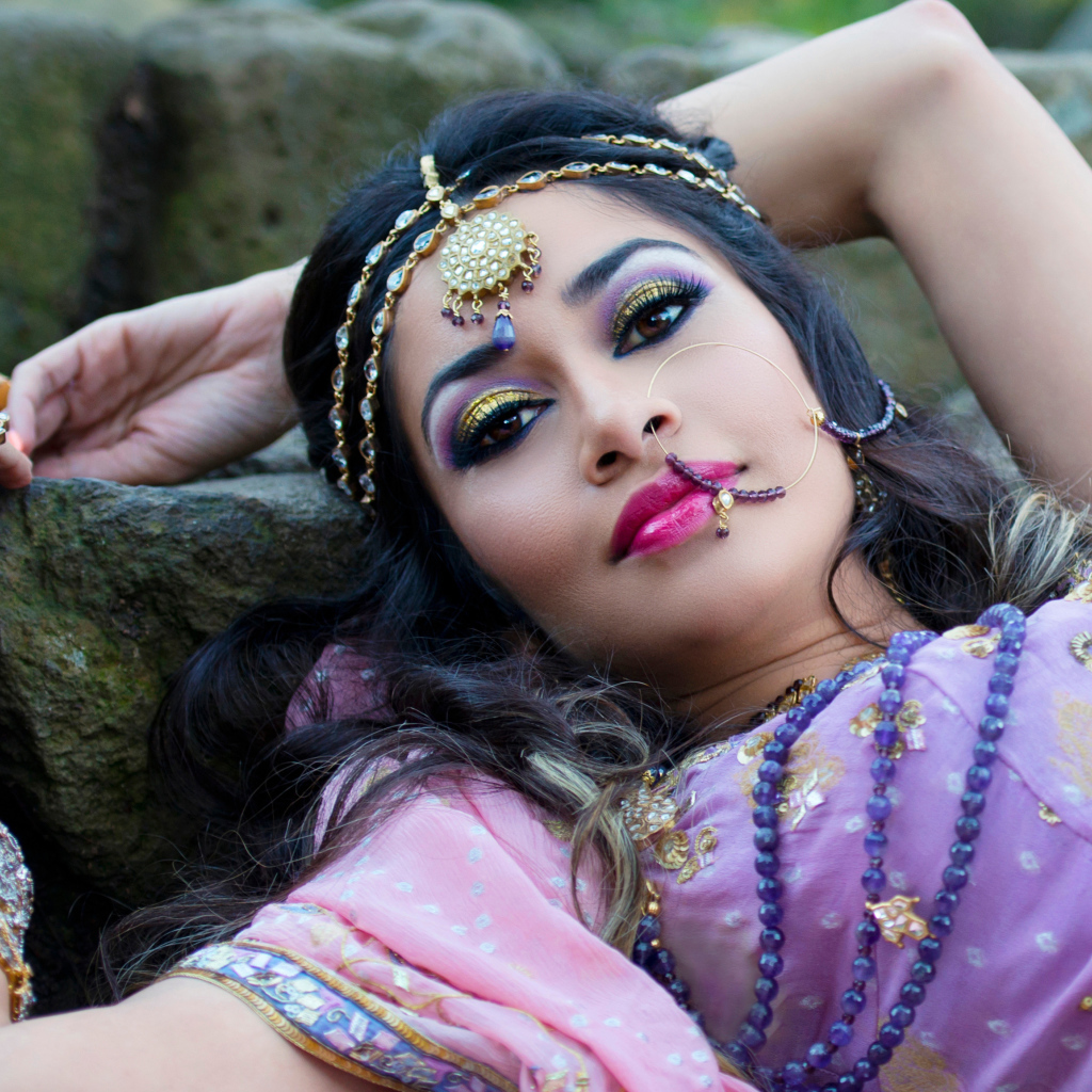 Красивая индийская девушка в сари и украшениях