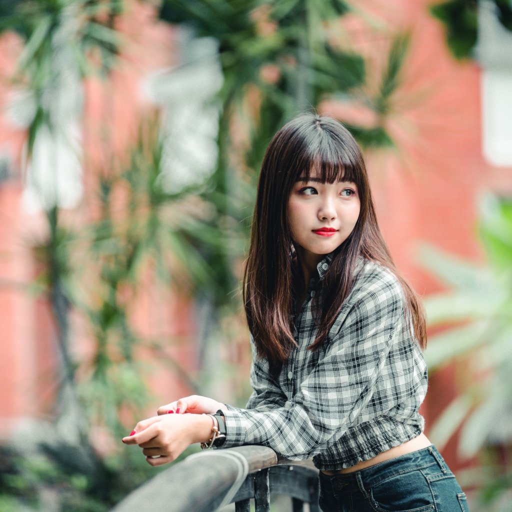 Красивая девушка азиатка с красными губами