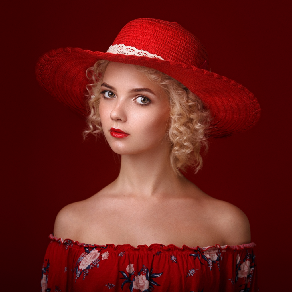 Красивая блондинка в красной шляпе 