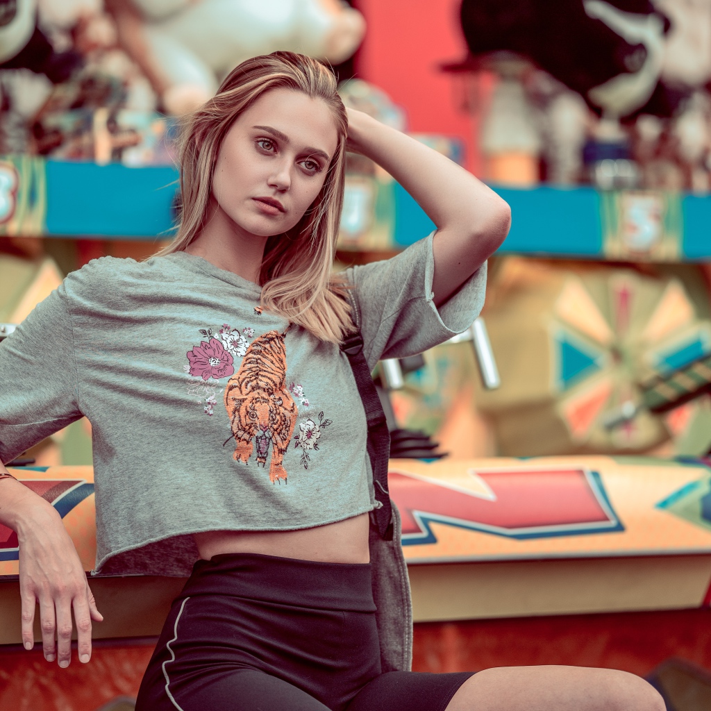 Красивая блондинка с рукой в волосах 