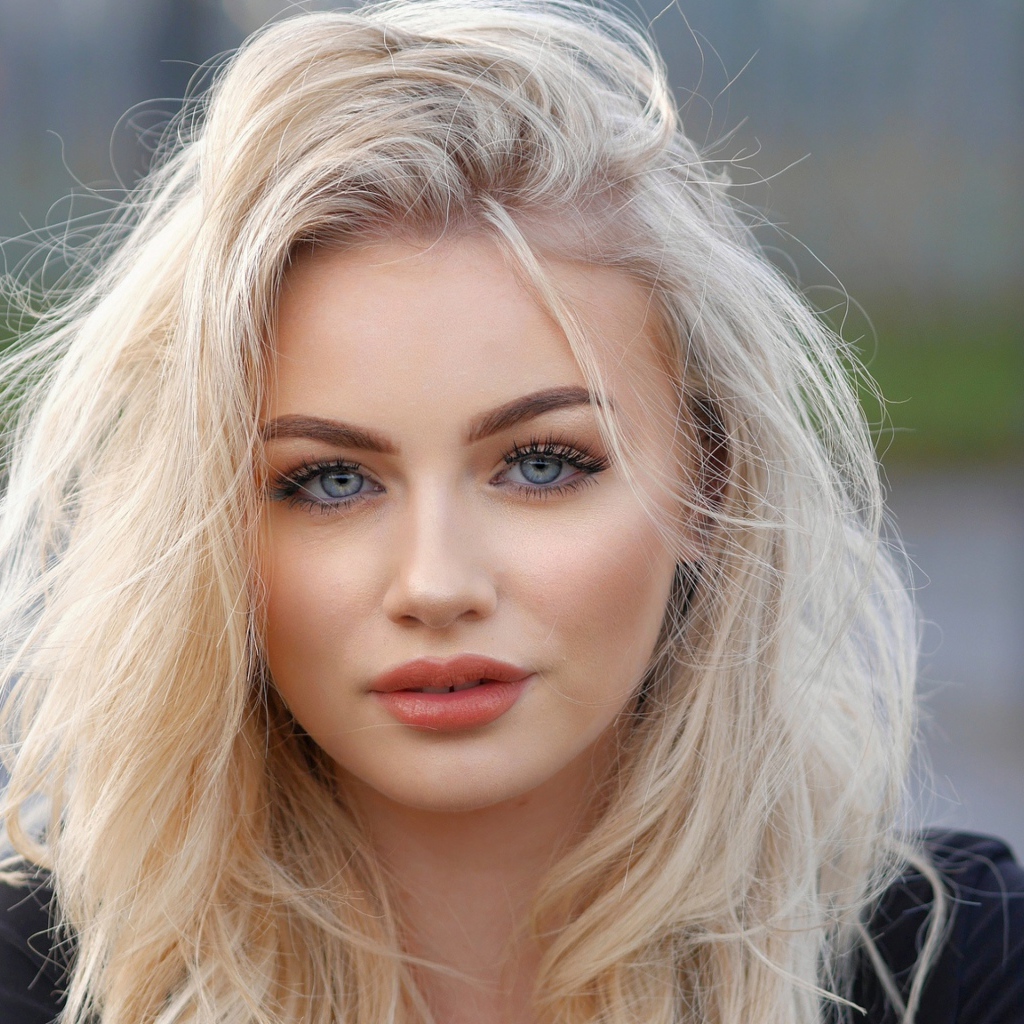 Красивая голубоглазая блондинка лицо крупным планом