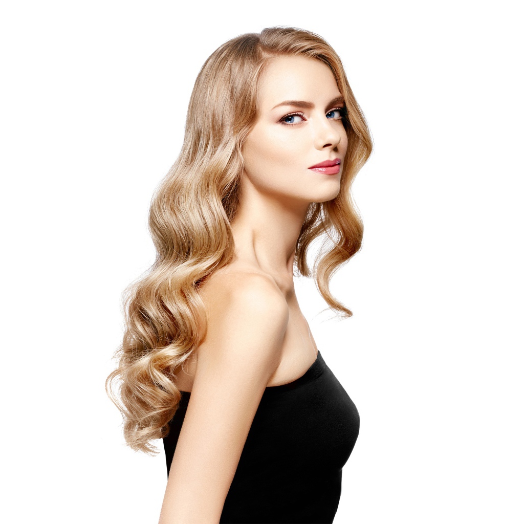 Красивая голубоглазая блондинка в черном наряде на белом фоне