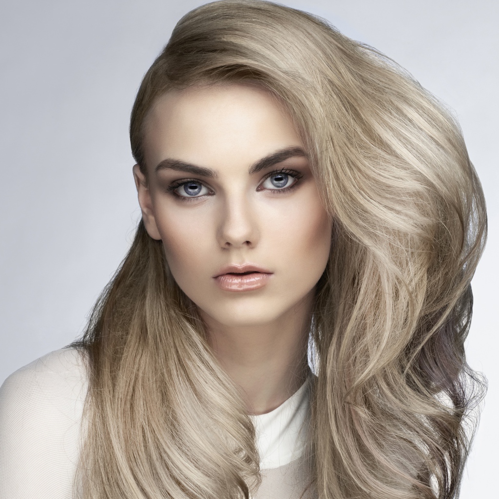 Красивая голубоглазая блондинка с пышными волосами