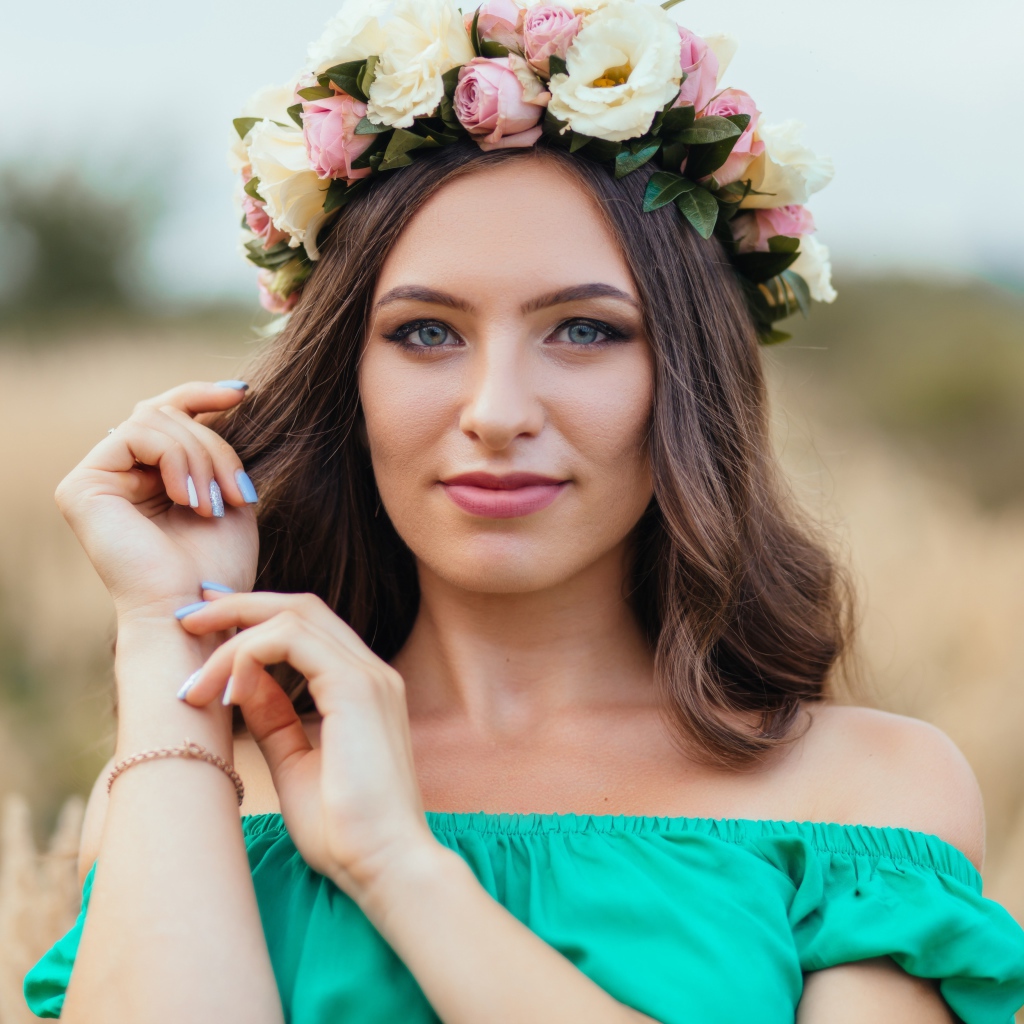 Красивая голубоглазая девушка с венком на голове