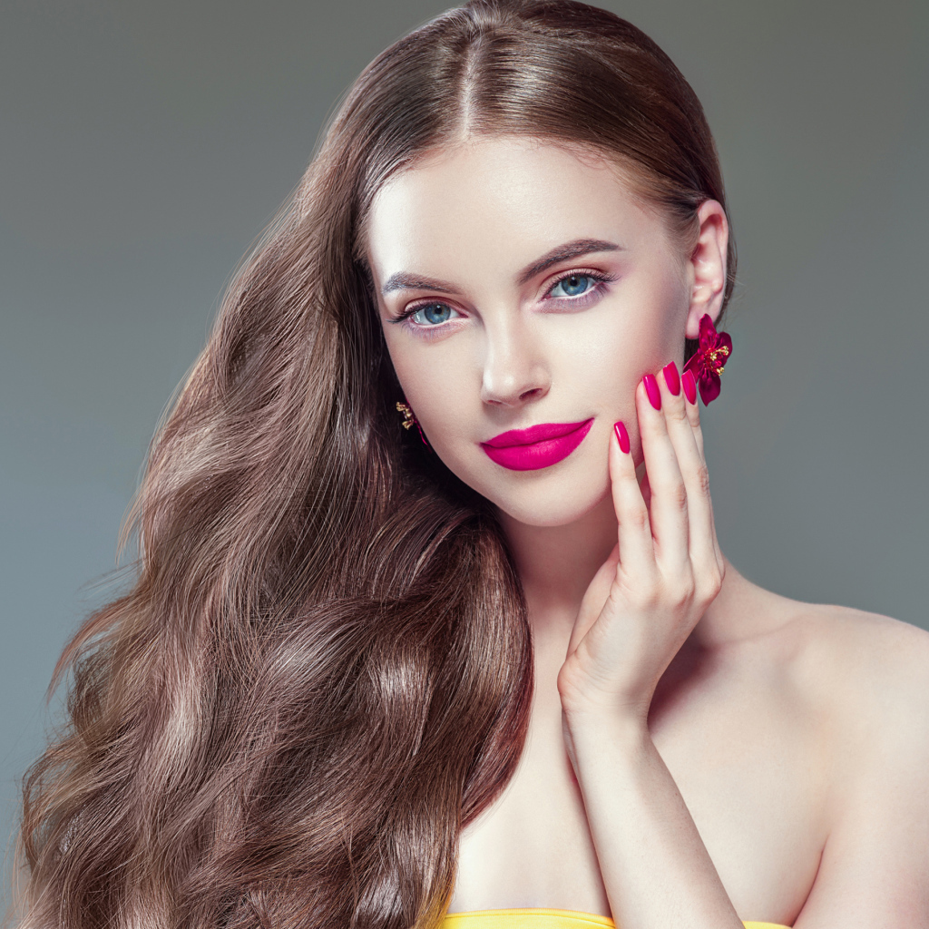 Красивая голубоглазая длинноволосая девушка с ярким макияжем 