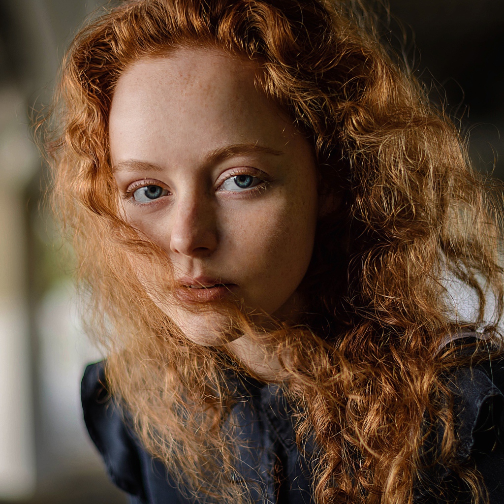 Красивая голубоглазая рыжеволосая девушка