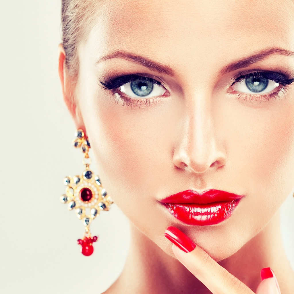Красивая яркая девушка с макияжем и дорогими серьгами в ушах