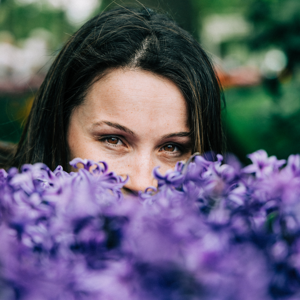 Красивая кареглазая брюнетка с цветами гиацинта