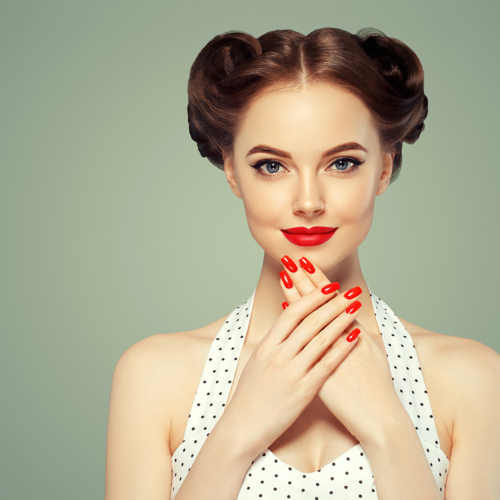 Красивая шатенка с яркими красными ногтями