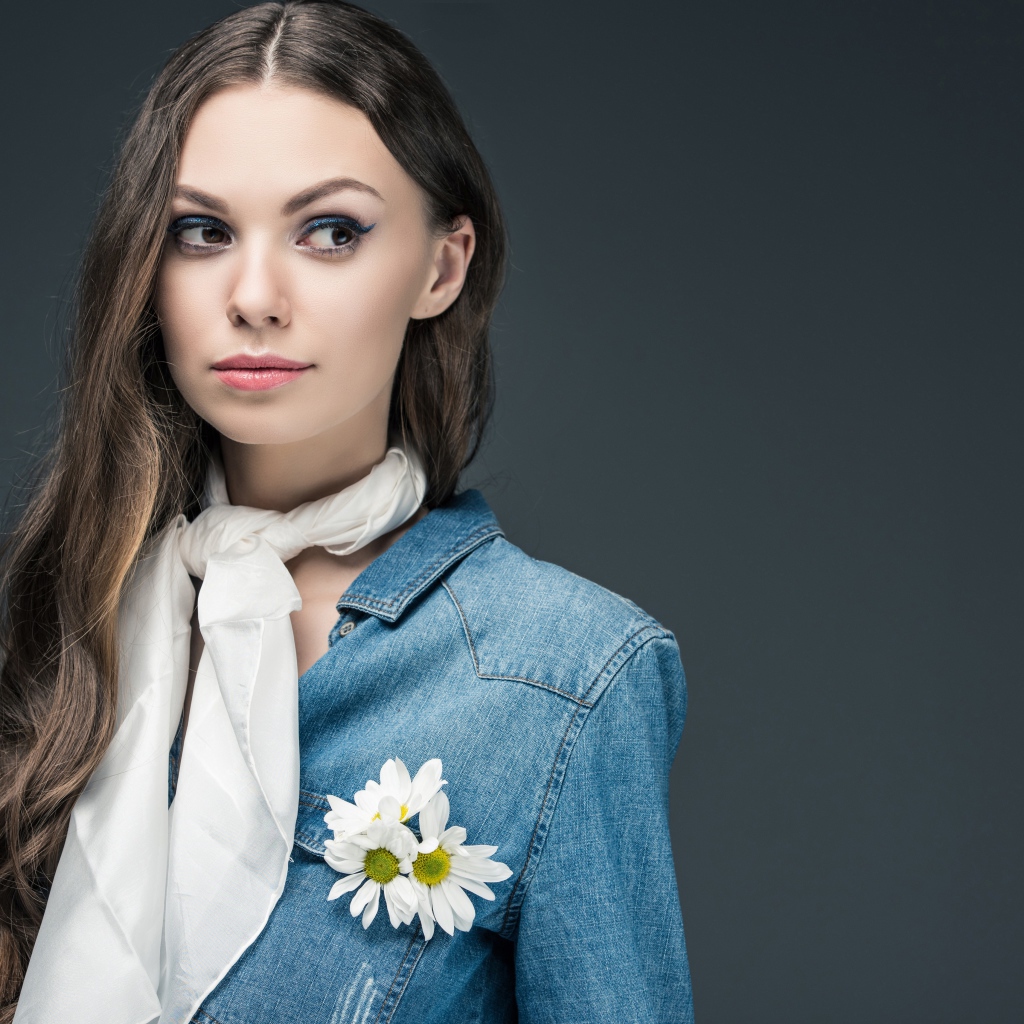 Красивая девушка в джинсовой куртке с шарфом на шее 