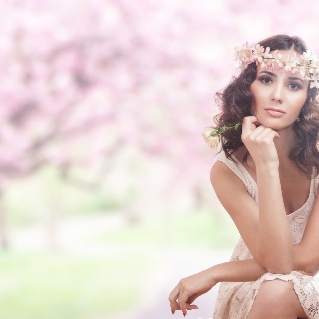 Красивая девушка в розовом платье с венком на голове