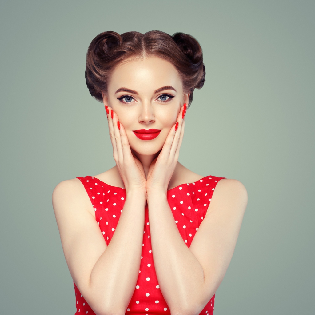 Красивая девушка в красном платье в горошек
