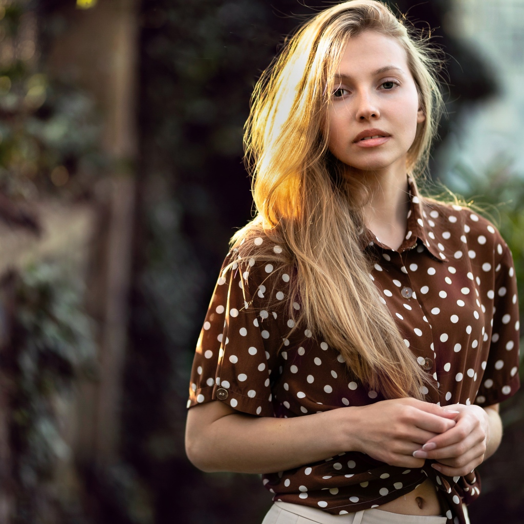 Красивая девушка в рубашке в горох 