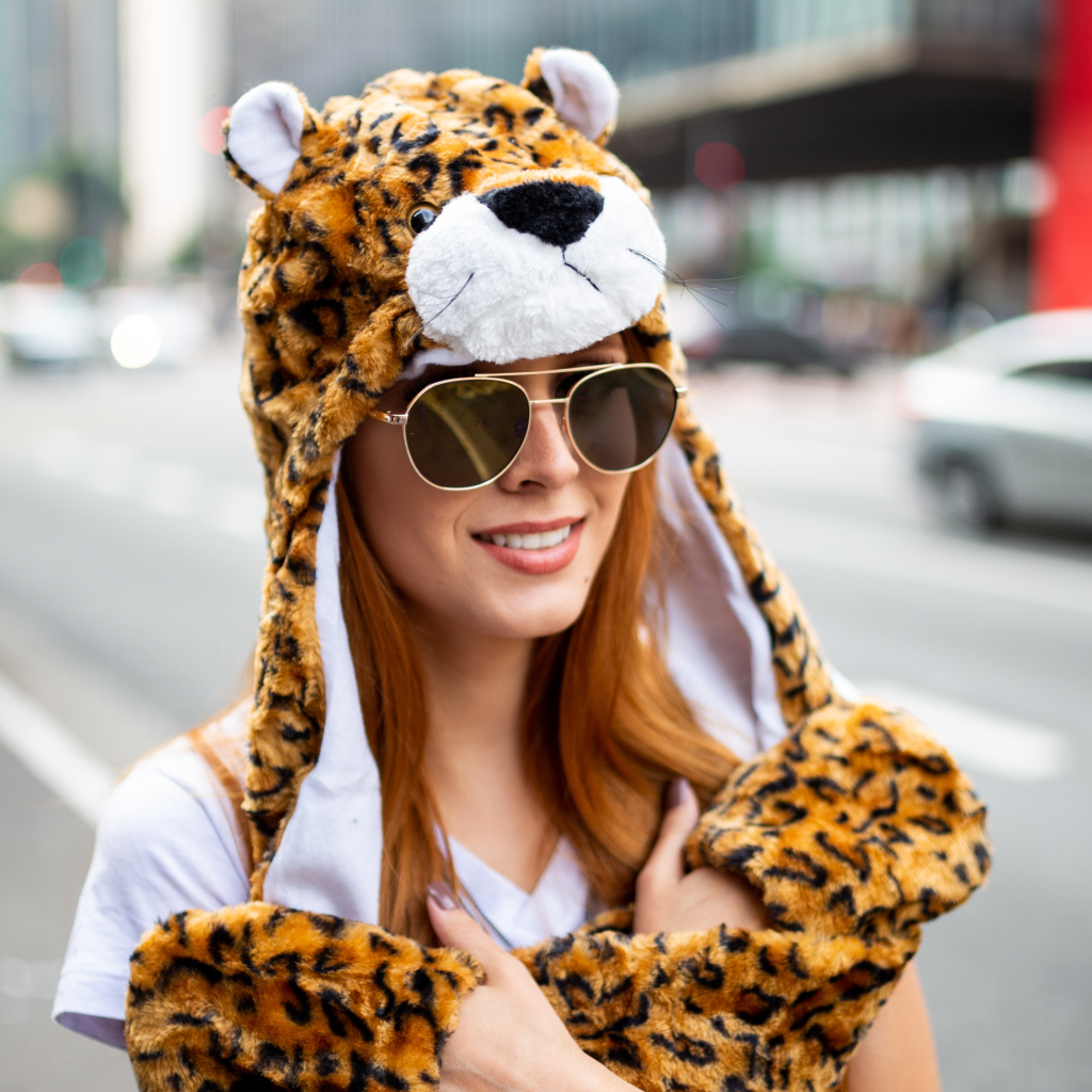 Красивая девушка в очках в смешной шапке