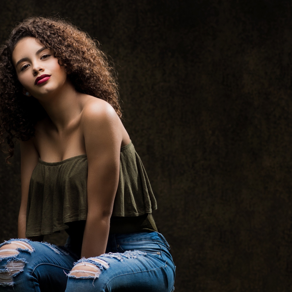 Красивая девушка в модных джинсах 