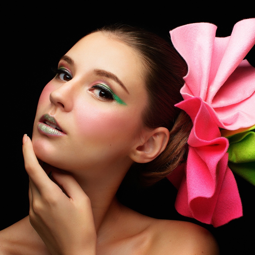 Красивая девушка с бантом в волосах на черном фоне