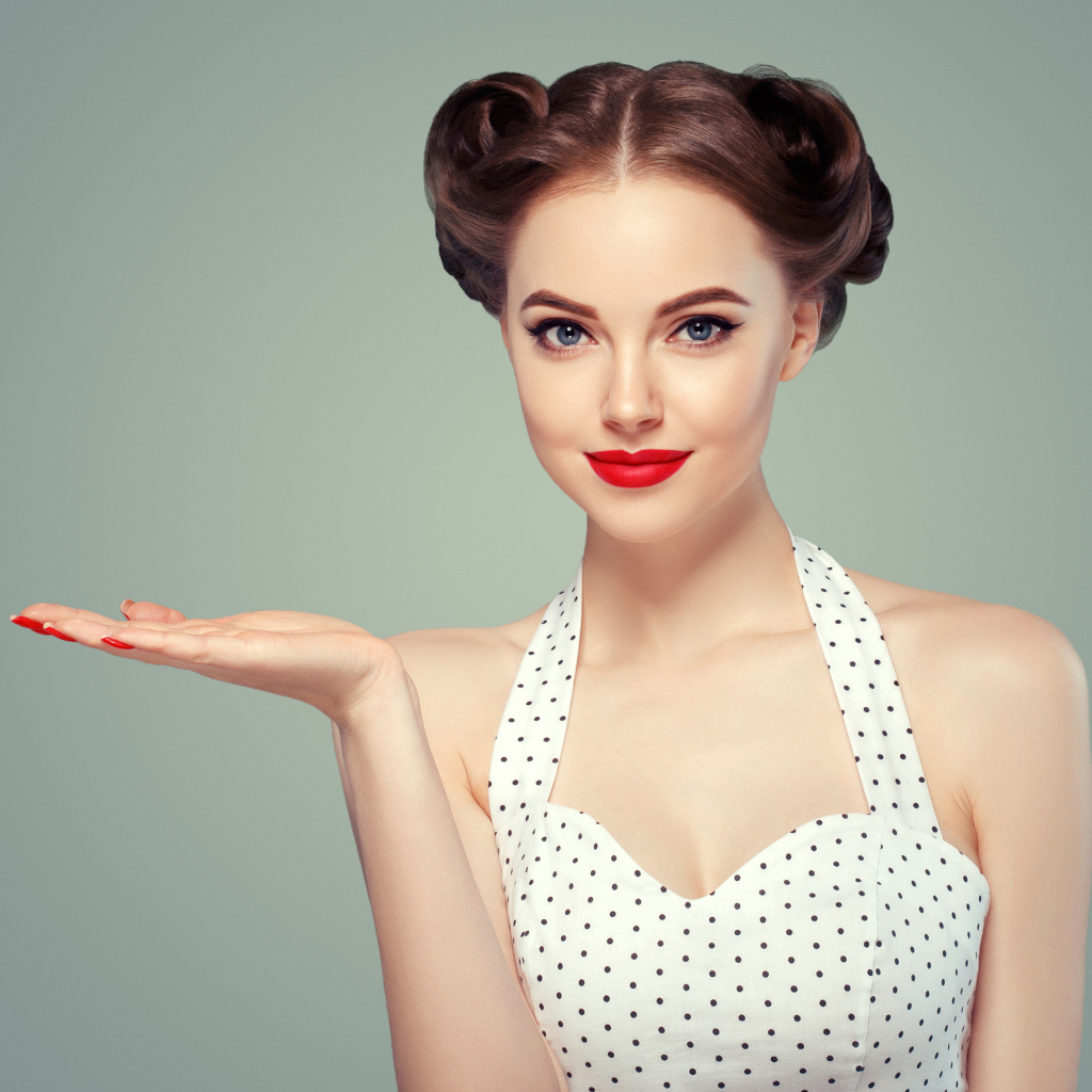 Красивая девушка с прической на голове в платье