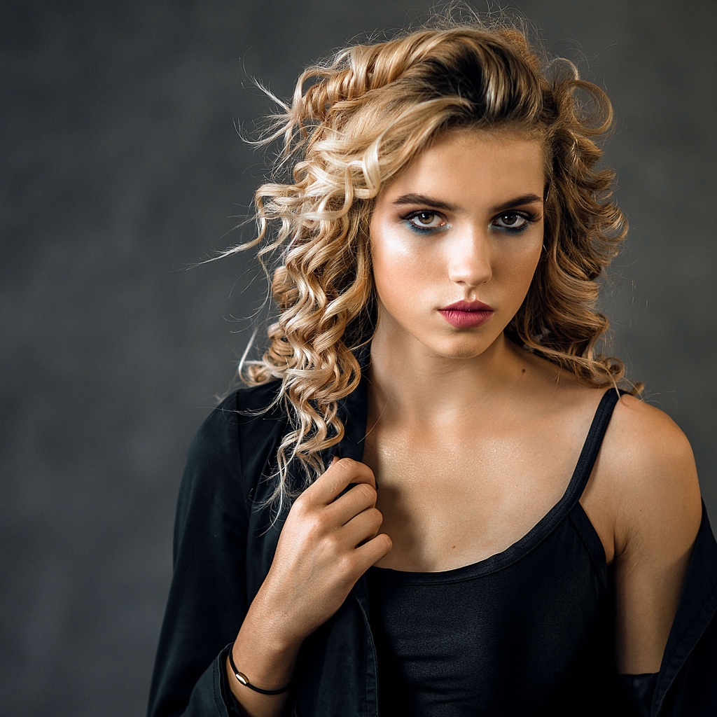 Красивая девушка с прической в черном наряде